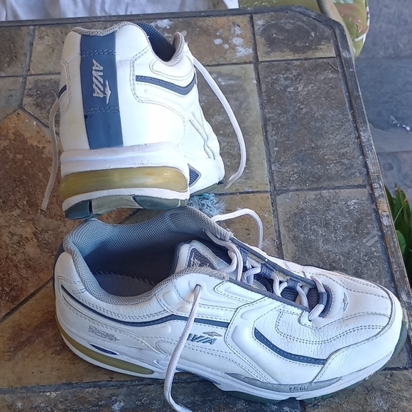 Avia Women's White and Navy Athletic Shoes 8 - Picture 3 of 8